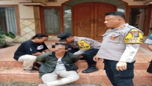 Seorang pemuda diamankan polisi dan warga usai kedapatan mencuri uang kotak amal di Mushola Nurul Ulum, Kalipang, Sutojayan, Kabupaten Blitar, Selasa (7/10/2025).