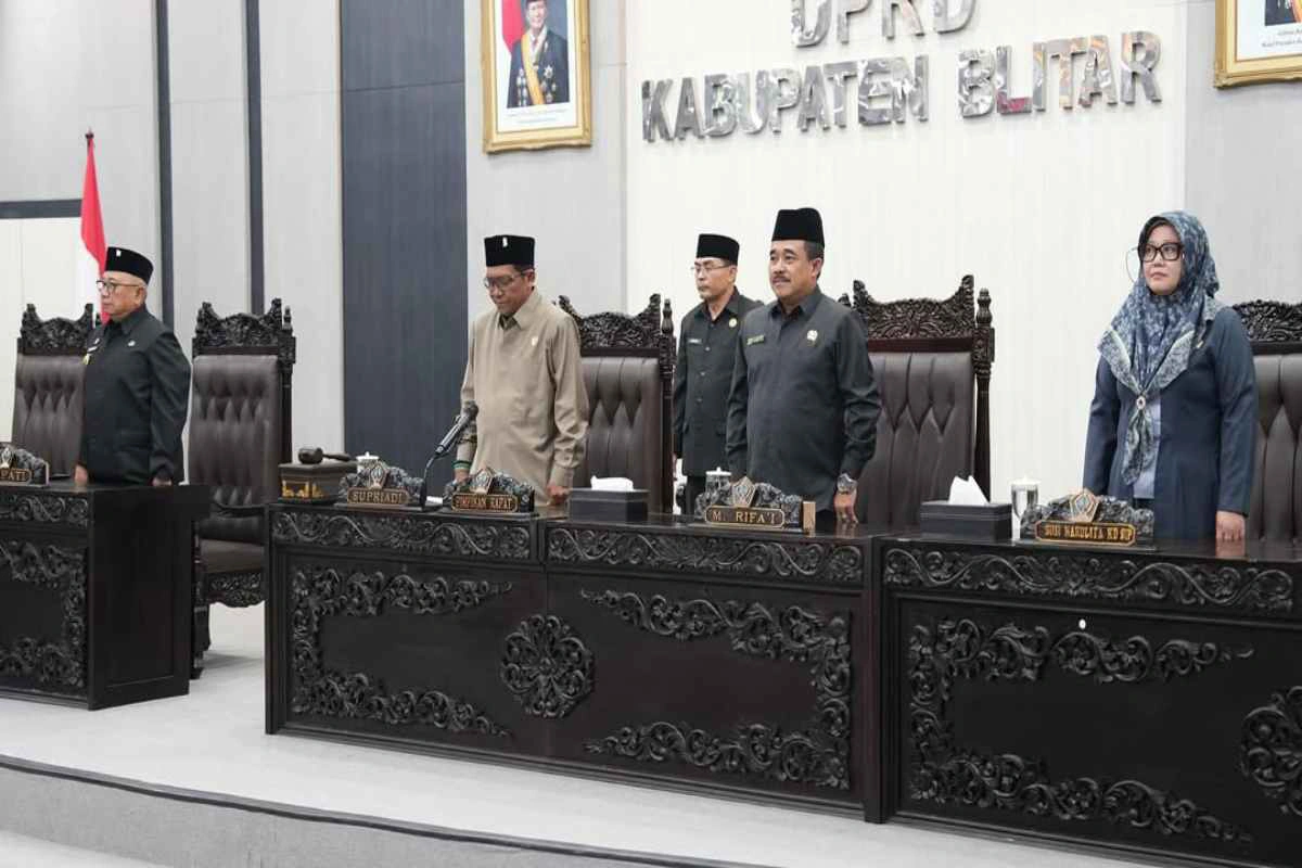 Suasana Rapat Paripurna DPRD Kabupaten Blitar saat penandatanganan Nota Kesepakatan Bersama KUA-PPAS Tahun Anggaran 2026 di ruang utama gedung dewan, Jumat malam (24/10/2025).