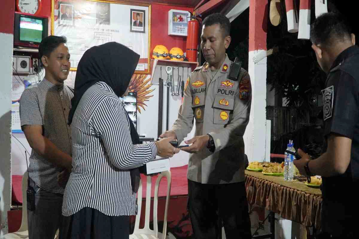 Wakapolres Blitar Kompol Fadillah Langko Kasim Panara menyerahkan bantuan alat komunikasi Handy Talky (HT) kepada perwakilan warga Pos Kamling Desa Sragi, Kecamatan Talun, Kamis (16/10/2025) malam.