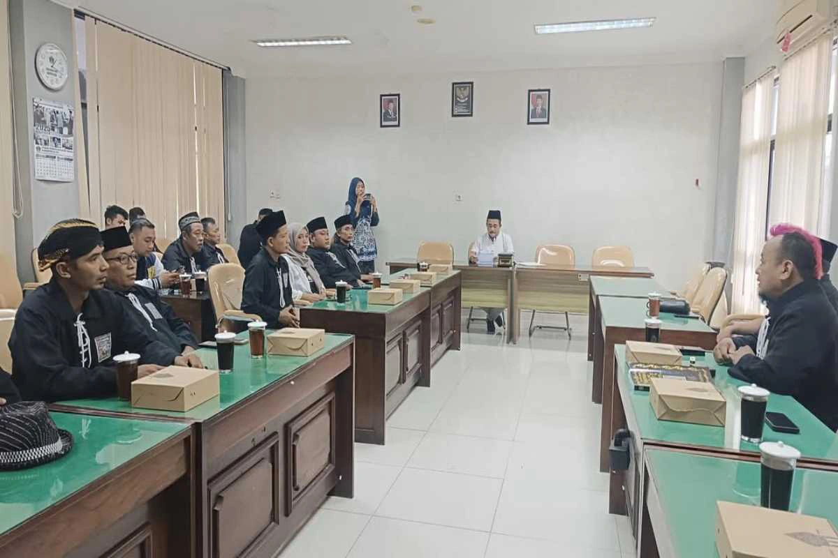 Wakil Ketua DPRD Kabupaten Blitar, H. M. Rifa’i, saat menerima kunjungan silaturahmi dari pengurus Persaudaraan Setia Hati Terate (PSHT) Cabang Blitar di ruang rapat kantor DPRD Kabupaten Blitar, Kamis (23/10/2025).