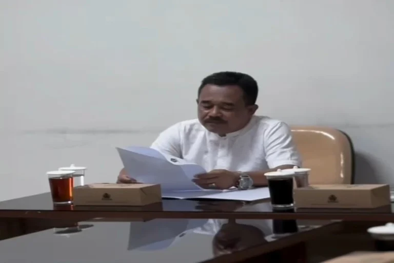 Wakil Ketua I DPRD Kabupaten Blitar, H. M. Rifa’i, memimpin rapat evaluasi rencana kerja tahun 2026 dan pembahasan perubahan APBD 2025 di ruang rapat sekretariat DPRD Kabupaten Blitar, Kamis (16/10/2025).
