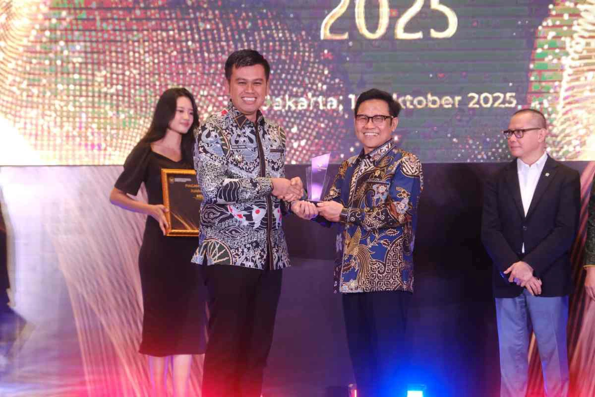 Wali Kota Blitar Syauqul Muhibbin menerima penghargaan Mandaya Awards 2025 dari Menko Pemberdayaan Masyarakat A. Muhaimin Iskandar di Jakarta Kamis (16/10/2025).