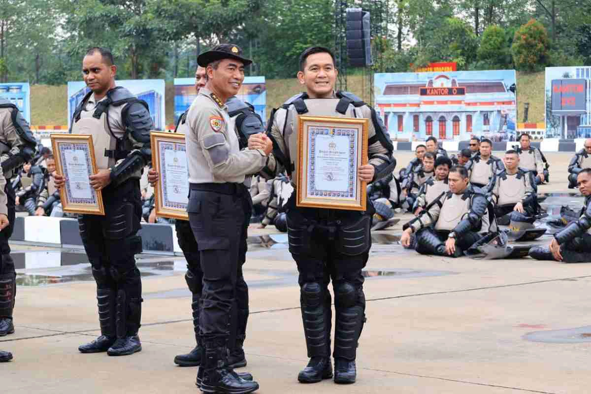 AKBP Arif Fazlurrahman menerima dua penghargaan prestisius pada Apel Kasatwil 2025 sebagai bentuk pengakuan atas inovasi dan kinerja unggul Polres Blitar.