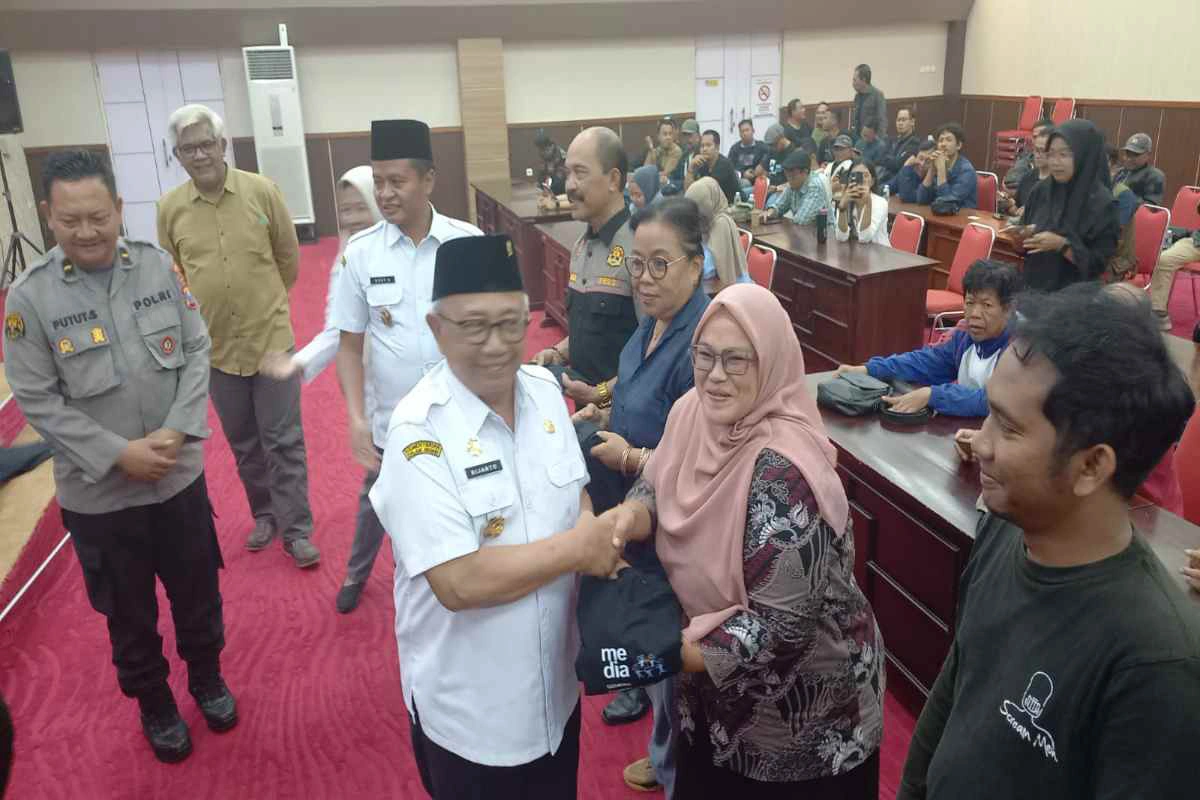 Bupati Blitar H. Rijanto bersalaman dengan perwakilan insan pers usai kegiatan Community Gathering bersama Diskominfo dan Polres Blitar di Ruang Rapat Candi Penataran, Rabu (12/11/2025).