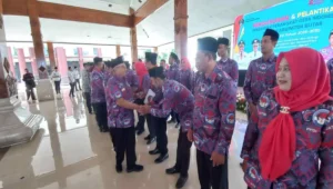 Bupati Blitar Rijanto berjabat tangan dengan pengurus Persatuan Perangkat Desa Indonesia (PPDI) Kabupaten Blitar usai prosesi pengukuhan di Pendopo Kantor Kabupaten Kanigoro, Selasa (11/11/2025).