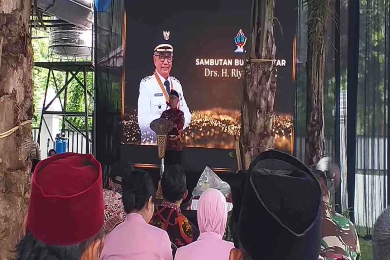 Bupati Blitar, Rijanto saat menyampaikan pidato pentingnya penggunaan bahan lokal dalam pelaksanaan Program Makan Bergizi Gratis (MBG) di Desa Jimbe, Kecamatan Kademangan, Kamis (13/11/2025).