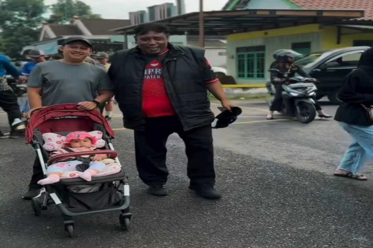 Fatatoh Hironi Ulya saat mengikuti kegiatan Car Free Day (CFD) bersamaan dengan acara Jalan Sehat di Alun-Alun Kanigoro, Minggu pagi (2/11/2025).