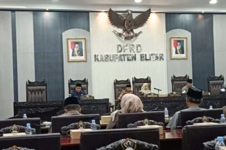 Fraksi PDIP DPRD Kabupaten Blitar meminta OPD mempercepat pelaksanaan program pembangunan 2026 dalam rapat paripurna penyampaian pandangan umum.