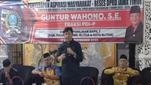 Guntur Wahono saat memaparkan tanggapan aspirasi warga dalam kegiatan reses di Desa Tambakboyo, Kecamatan Sanankulon, Jumat (21/11/2025) malam.
