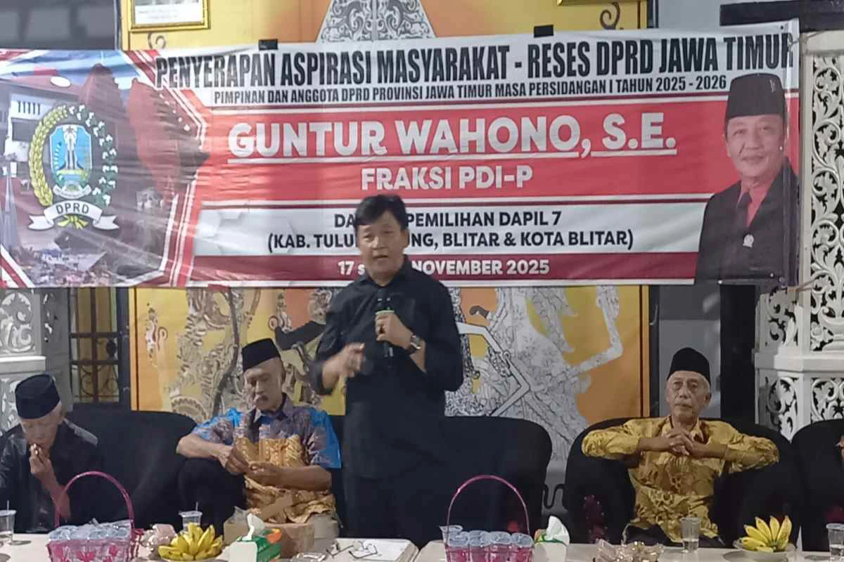 Guntur Wahono saat memaparkan tanggapan aspirasi warga dalam kegiatan reses di Desa Tambakboyo, Kecamatan Sanankulon, Jumat (21/11/2025) malam.