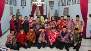 Ketua Umum PDI Perjuangan, Megawati Soekarnoputri, bersama jajaran kepala daerah dan wakil kepala daerah PDIP se-Jawa Timur usai pertemuan internal di Pendopo Kabupaten Blitar, Jumat (31/10/2025).