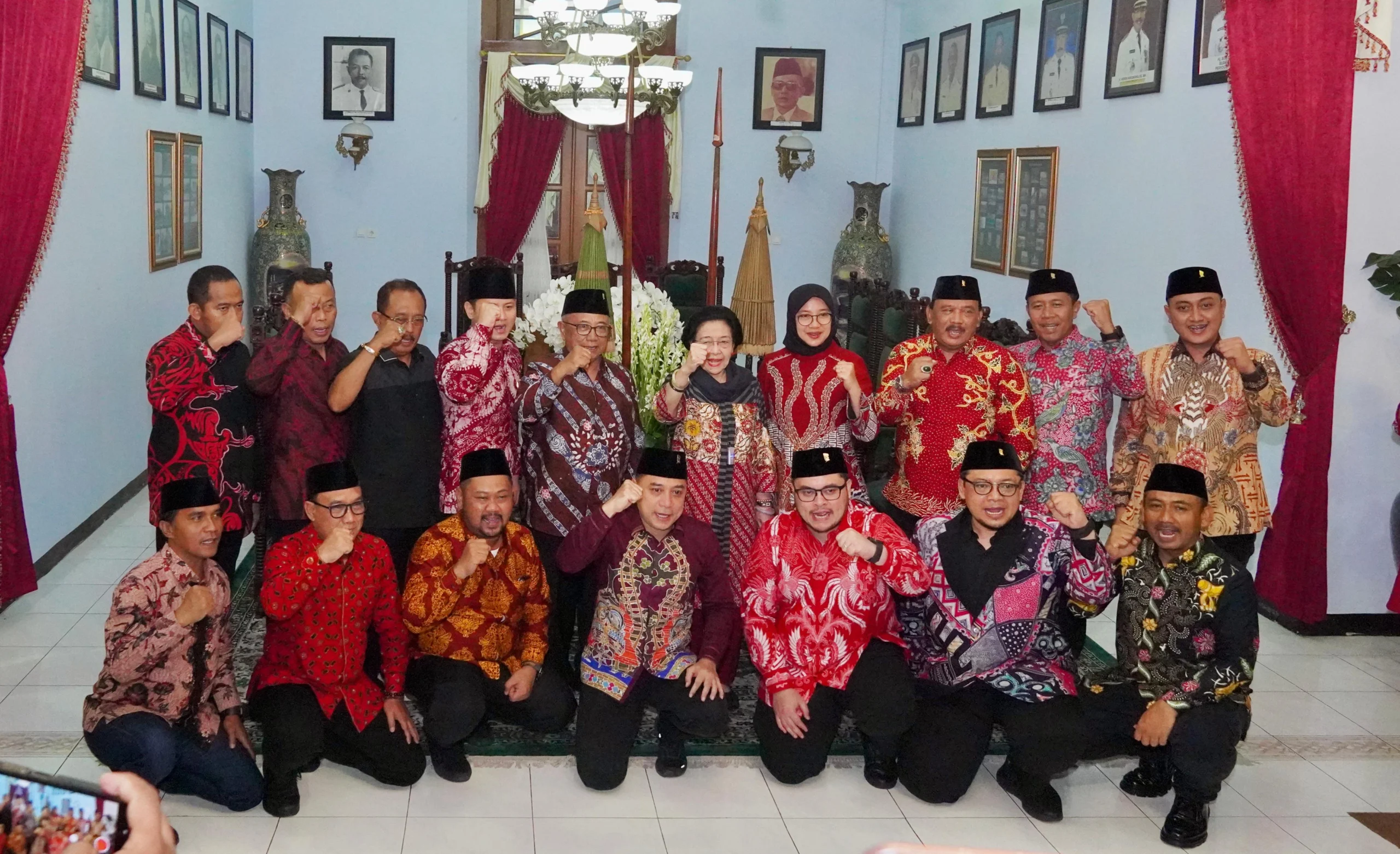 Ketua Umum PDI Perjuangan, Megawati Soekarnoputri, bersama jajaran kepala daerah dan wakil kepala daerah PDIP se-Jawa Timur usai pertemuan internal di Pendopo Kabupaten Blitar, Jumat (31/10/2025).