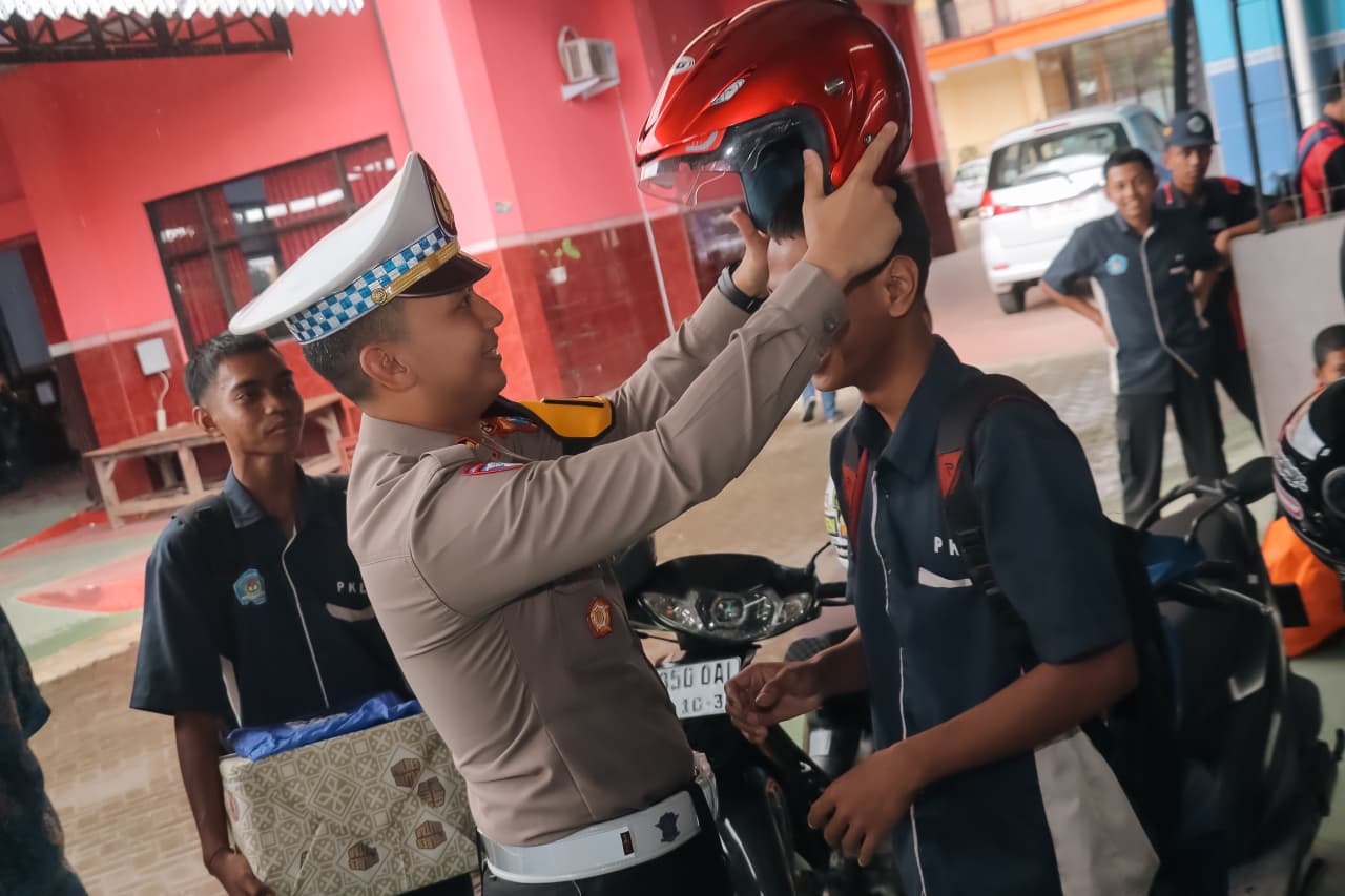 Polres Blitar Berikan Teguran Simpatik dalam Operasi Zebra Semeru 2025 - Patriapos
