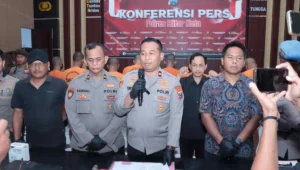 Jajaran Polres Blitar Kota saat konferensi pers pengungkapan 11 kasus Operasi Sikat Semeru 2025 dan temuan curanmor di area kos.