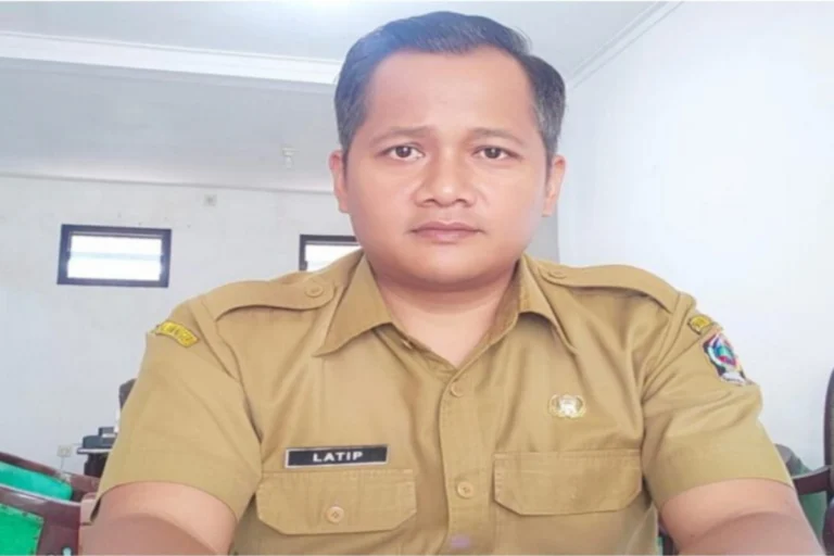 Kabid Latprotrans Disnaker Kabupaten Blitar, Latip Usman, menjelaskan capaian program pelatihan kerja yang dibiayai DBHCHT 2025.