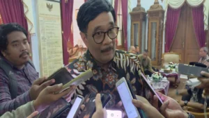 Ketua DPP PDI Perjuangan, Djarot Saiful Hidayat, memberikan keterangan kepada wartawan usai menghadiri kegiatan ramah tamah bersama jajaran pengurus PDI Perjuangan se-Jawa Timur di Pendopo Agung Ronggo Hadinegoro, Kota Blitar, Jumat (31/10/2025).