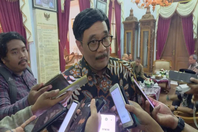Ketua DPP PDI Perjuangan, Djarot Saiful Hidayat, memberikan keterangan kepada wartawan usai menghadiri kegiatan ramah tamah bersama jajaran pengurus PDI Perjuangan se-Jawa Timur di Pendopo Agung Ronggo Hadinegoro, Kota Blitar, Jumat (31/10/2025).