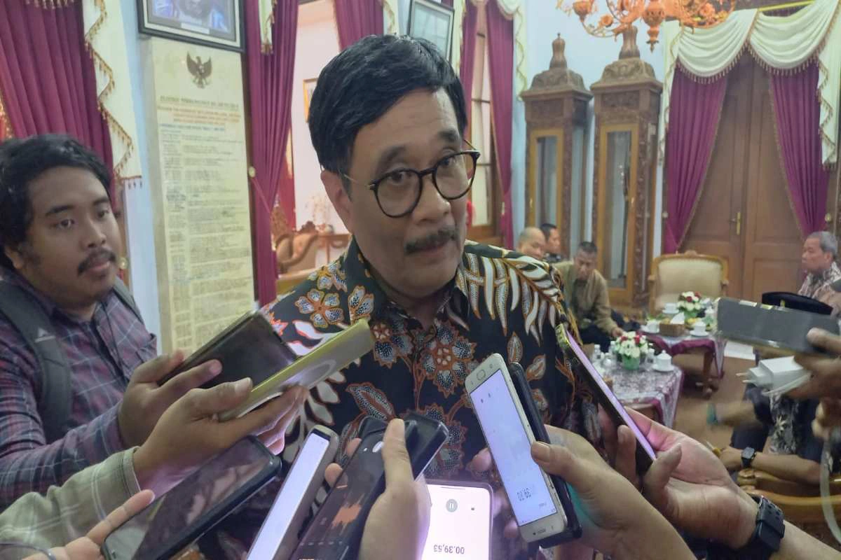Ketua DPP PDI Perjuangan, Djarot Saiful Hidayat, memberikan keterangan kepada wartawan usai menghadiri kegiatan ramah tamah bersama jajaran pengurus PDI Perjuangan se-Jawa Timur di Pendopo Agung Ronggo Hadinegoro, Kota Blitar, Jumat (31/10/2025).