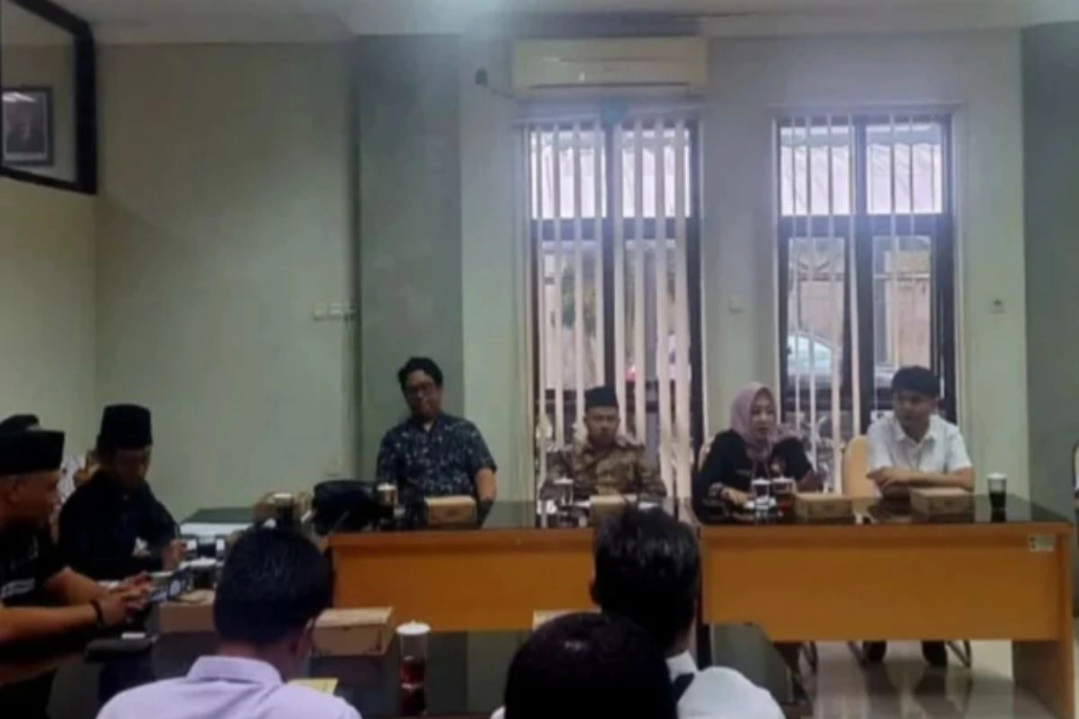 Komisi III DPRD Kabupaten Blitar saat menggelar rapat bersama BPN membahas percepatan penyelesaian sertifikat PTSL, Rabu (12/11/2025).