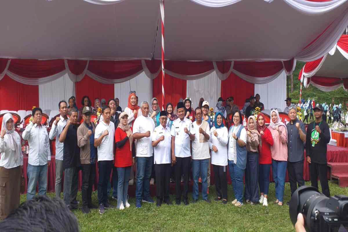 Momen foto bersama Bupati Blitar, Rijanto, usai menghadiri acara tasyakuran Hari Kesehatan Nasional (HKN) ke-61 Tahun 2025 di Hutan Pinus Loji, Kecamatan Gandusari, Rabu (12/11/2025).