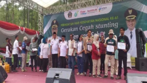 Momen foto bersama para penerima penghargaan dan tamu undangan dalam acara Tasyakuran Hari Kesehatan Nasional (HKN) ke-61 di Hutan Pinus Loji, Kecamatan Gandusari, Kabupaten Blitar, Rabu (12/11/2025).