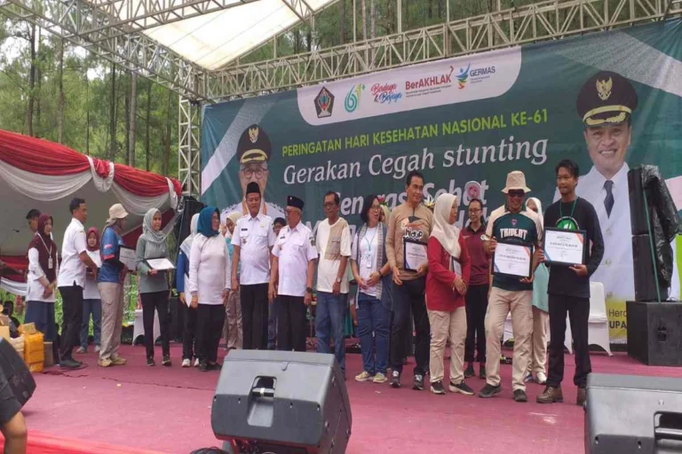Momen foto bersama para penerima penghargaan dan tamu undangan dalam acara Tasyakuran Hari Kesehatan Nasional (HKN) ke-61 di Hutan Pinus Loji, Kecamatan Gandusari, Kabupaten Blitar, Rabu (12/11/2025).
