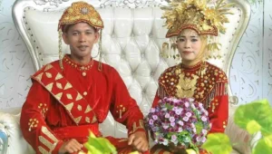 Pasangan pengantin Paksian Bangka Belitung, mengenakan baju adat yang sarat makna dan simbolisme.