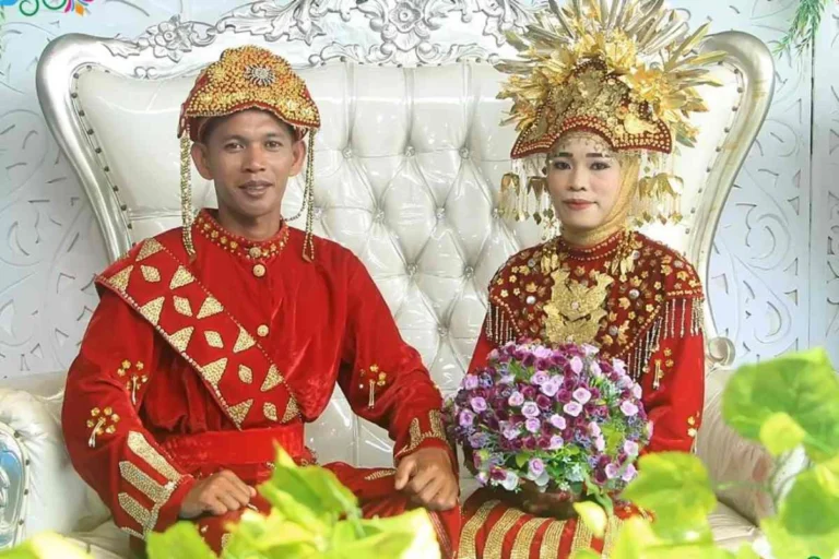 Pasangan pengantin Paksian Bangka Belitung, mengenakan baju adat yang sarat makna dan simbolisme.