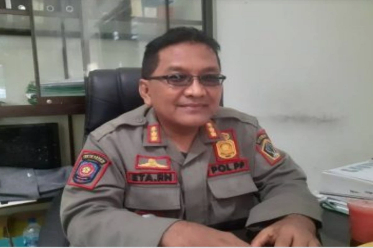 Pejabat Satpol PP Kabupaten Blitar saat menjelaskan strategi baru pemberantasan rokok ilegal melalui pemberdayaan ibu-ibu PKK.