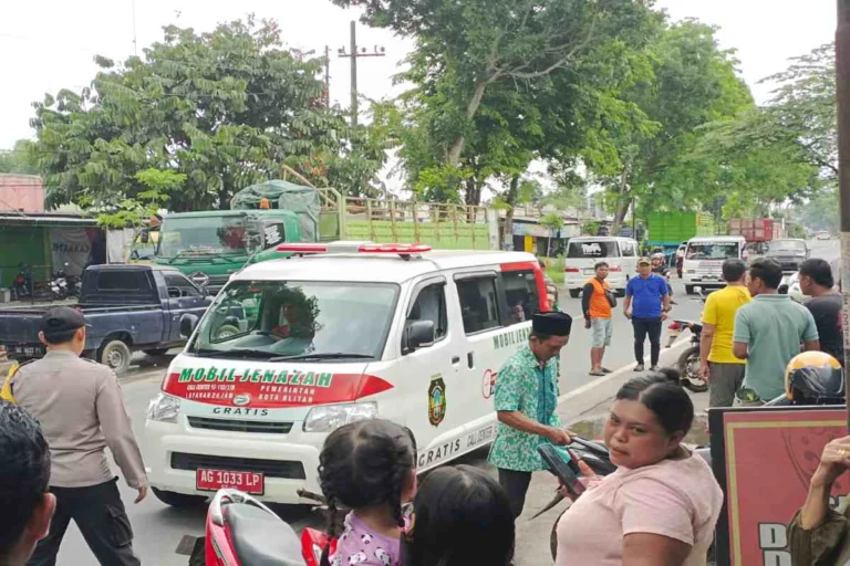 Petugas mengevakuasi jenazah pria lansia menggunakan mobil jenazah milik Pemerintah Kota Blitar di Desa Plosoarang, Kecamatan Sanankulon, Kabupaten Blitar, Kamis (13/11/2025).