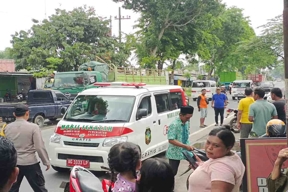 Petugas mengevakuasi jenazah pria lansia menggunakan mobil jenazah milik Pemerintah Kota Blitar di Desa Plosoarang, Kecamatan Sanankulon, Kabupaten Blitar, Kamis (13/11/2025).
