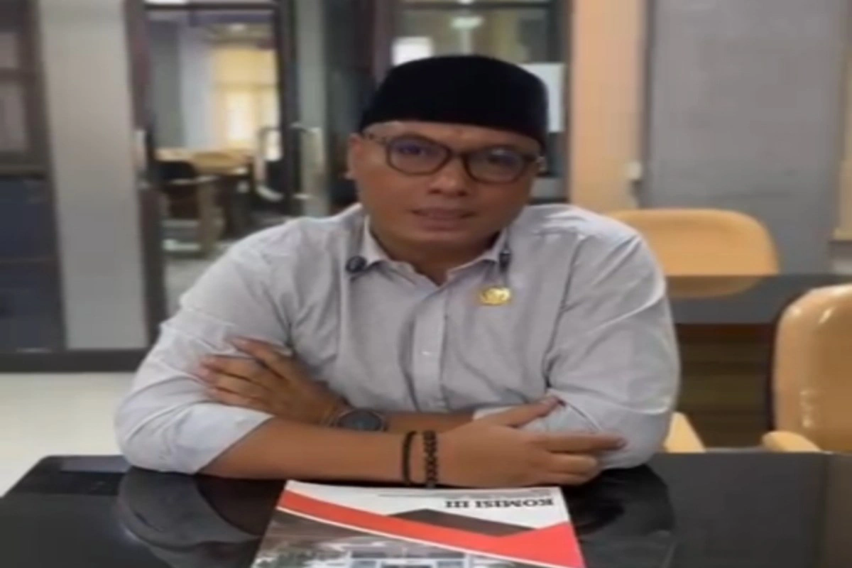 Sekretaris Komisi III DPRD Kabupaten Blitar, Nur Fathoni, saat memaparkan sejumlah poin penting dalam pembahasan Ranperda Pengelolaan Perumahan.