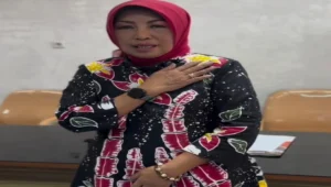 Sekretaris Komisi IV DPRD Kabupaten Blitar, Dra. Ec. Suswati, M.M., saat menyampaikan pandangan dalam rapat kerja penyusunan Naskah Akademik Raperda Percepatan Penanggulangan Kemiskinan.