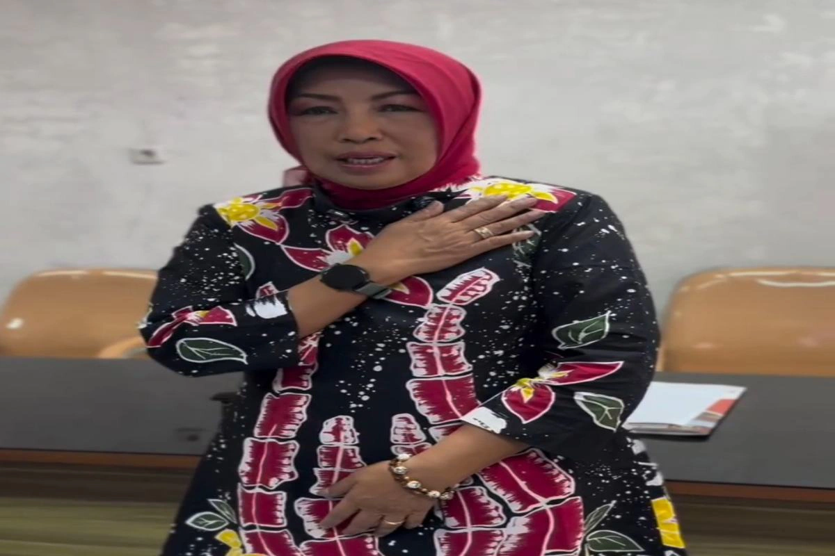 Sekretaris Komisi IV DPRD Kabupaten Blitar, Dra. Ec. Suswati, M.M., saat menyampaikan pandangan dalam rapat kerja penyusunan Naskah Akademik Raperda Percepatan Penanggulangan Kemiskinan.