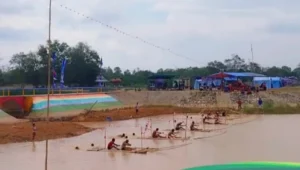 Suasana Lomba Dayung Rakit Bambu di Embung Mempaya yang kembali digelar pada Oktober 2025 dan disambut antusias masyarakat.