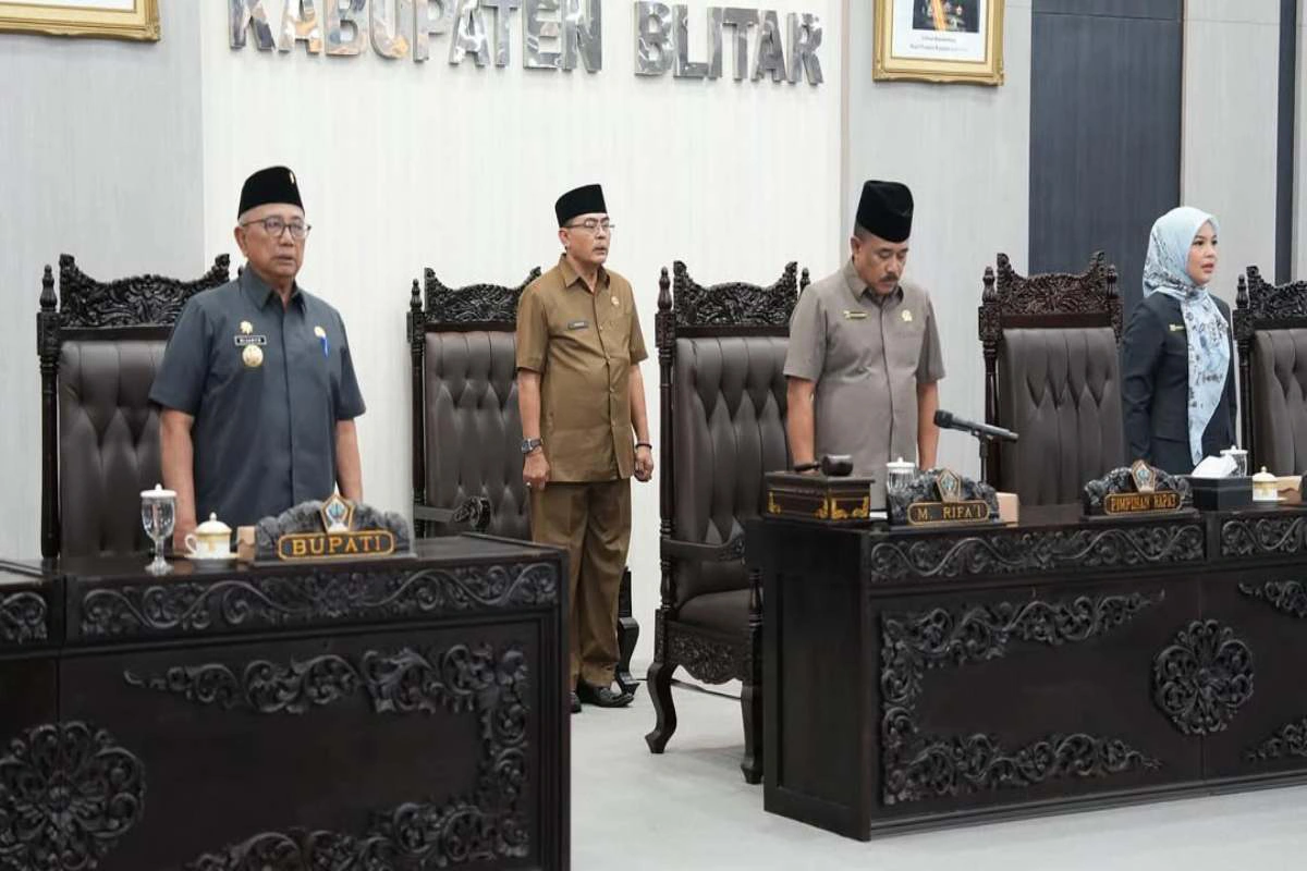 Suasana Rapat Paripurna DPRD Kabupaten Blitar dengan agenda penyampaian Jawaban Bupati atas Pandangan Umum Fraksi terhadap Ranperda APBD Tahun Anggaran 2026 di ruang sidang utama DPRD Kabupaten Blitar.