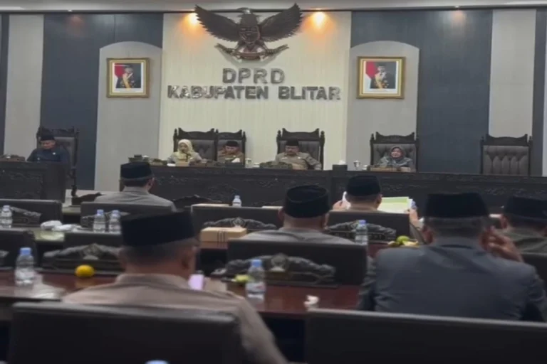 Suasana Rapat Paripurna DPRD Kabupaten Blitar pada Selasa malam (4/11/2025) dengan agenda penyampaian pandangan umum fraksi-fraksi terhadap Rancangan Peraturan Daerah (Ranperda) tentang APBD Tahun Anggaran 2026.