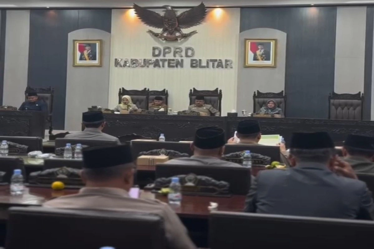 Suasana Rapat Paripurna DPRD Kabupaten Blitar pada Selasa malam (4/11/2025) dengan agenda penyampaian pandangan umum fraksi-fraksi terhadap Rancangan Peraturan Daerah (Ranperda) tentang APBD Tahun Anggaran 2026.