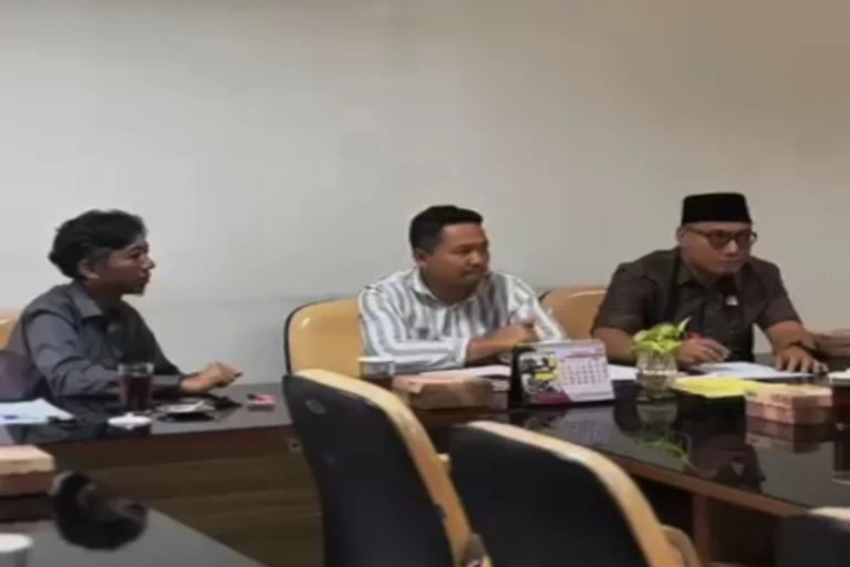 Suasana diskusi antara Komisi III dan warga terkait kejelasan lahan serta layanan dasar.