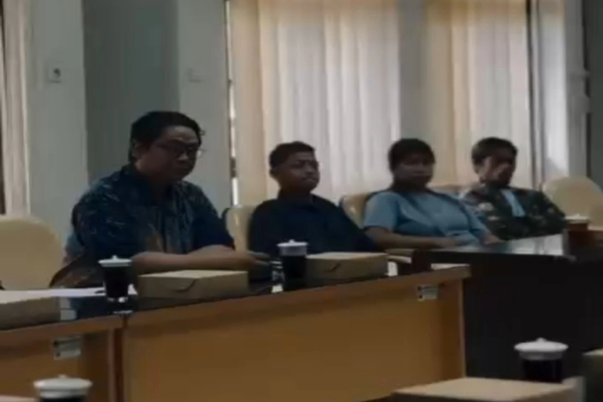 Suasana rapat audiensi antara Komisi II DPRD Kabupaten Blitar dan warga Dusun Bintang di Gedung DPRD