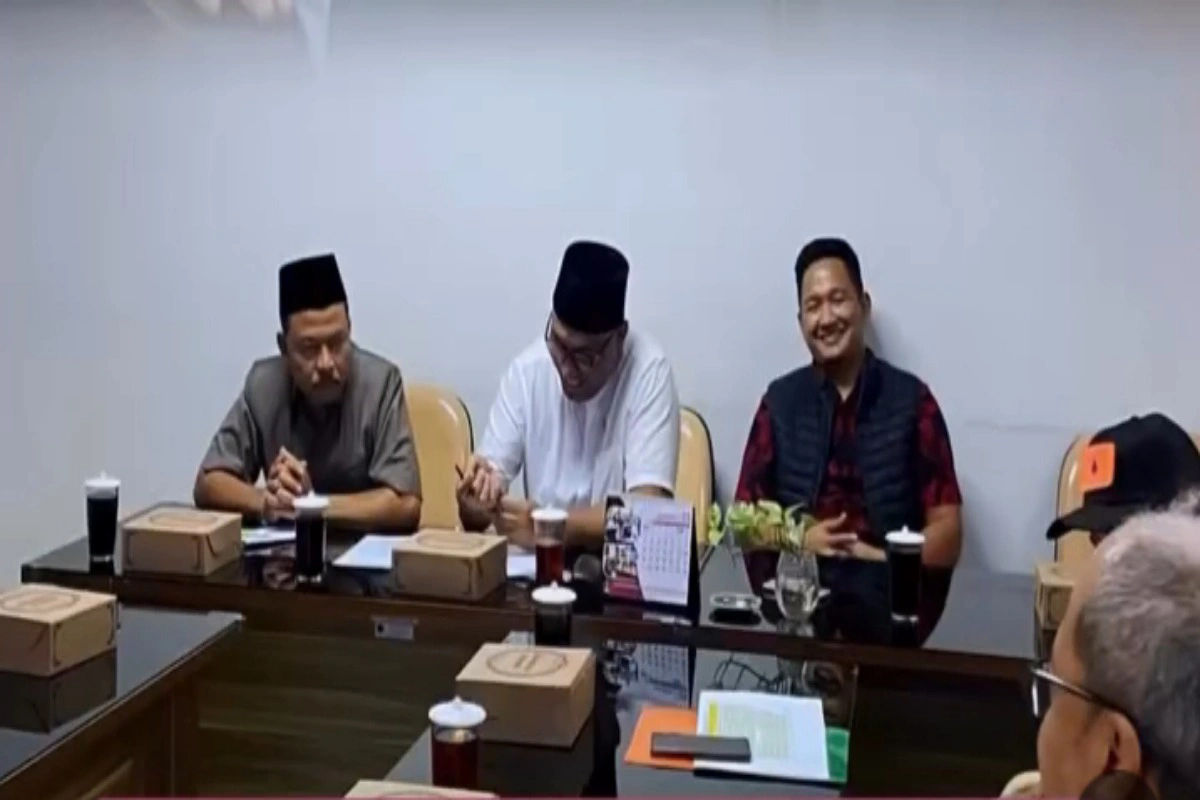 Suasana rapat kerja Komisi III DPRD Kabupaten Blitar saat membahas percepatan pelaksanaan APBD 2025 bersama OPD mitra.