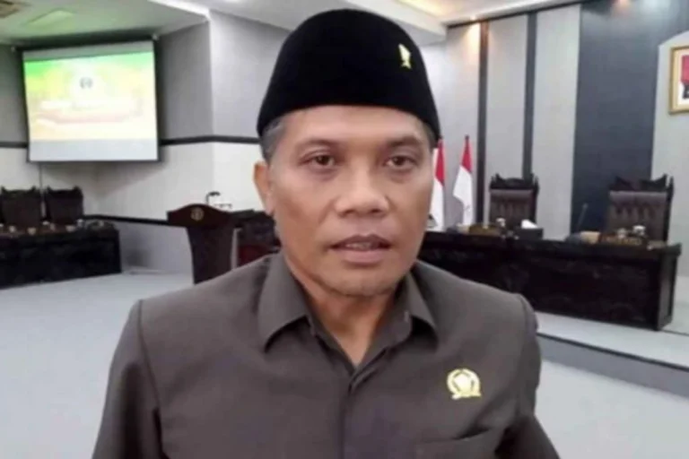 Wakil Ketua Komisi II DPRD Kabupaten Blitar saat memberikan keterangan terkait prioritas layanan publik di tengah penyesuaian anggaran RKA R-APBD 2026.