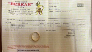 Barang bukti nota pembelian emas yang berhasil diamankan polisi dalam kasus pencurian perhiasan senilai Rp 65 juta di Nglegok, Kabupaten Blitar.
