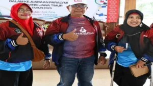 Bupati Blitar Rijanto berpose bersama atlet NPCI Kabupaten Blitar sebelum keberangkatan menuju Peparprov Jatim 2025.