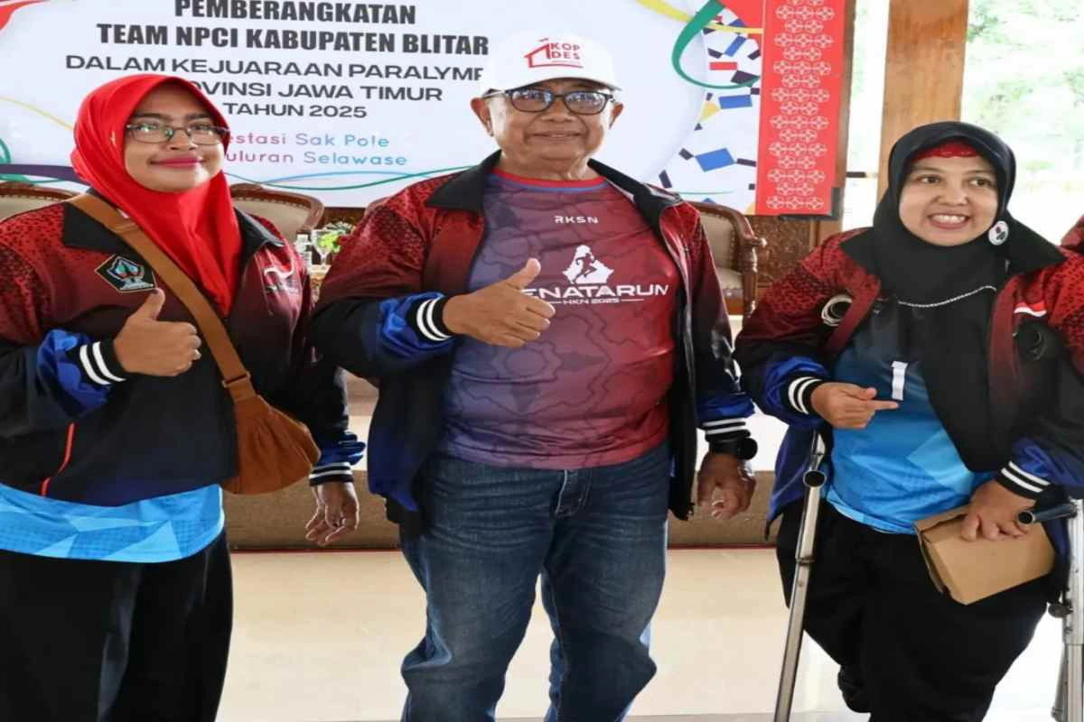 Bupati Blitar Rijanto berpose bersama atlet NPCI Kabupaten Blitar sebelum keberangkatan menuju Peparprov Jatim 2025.