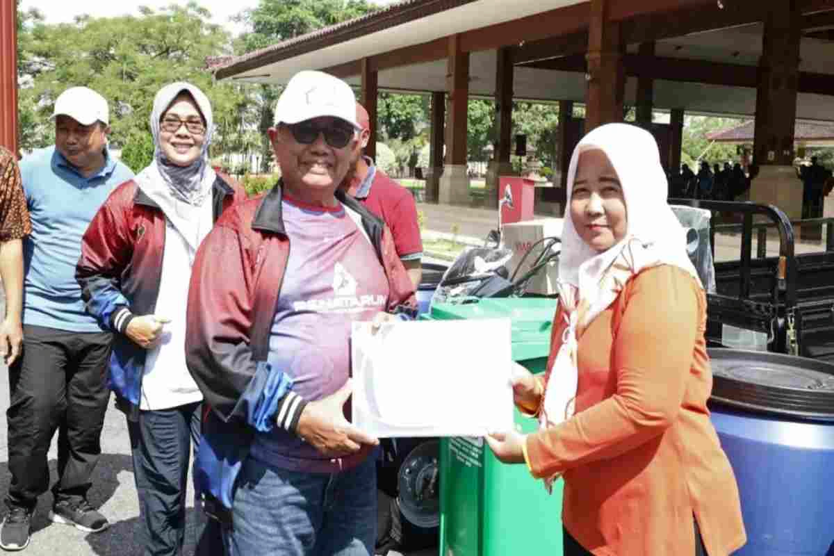 Bupati Blitar Rijanto menyerahkan penghargaan dan bantuan sarana lingkungan kepada perwakilan desa dalam program Desa/Kelurahan Berseri 2025.