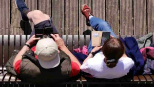 Duduk berdampingan, namun sibuk dengan gawai masing-masing.