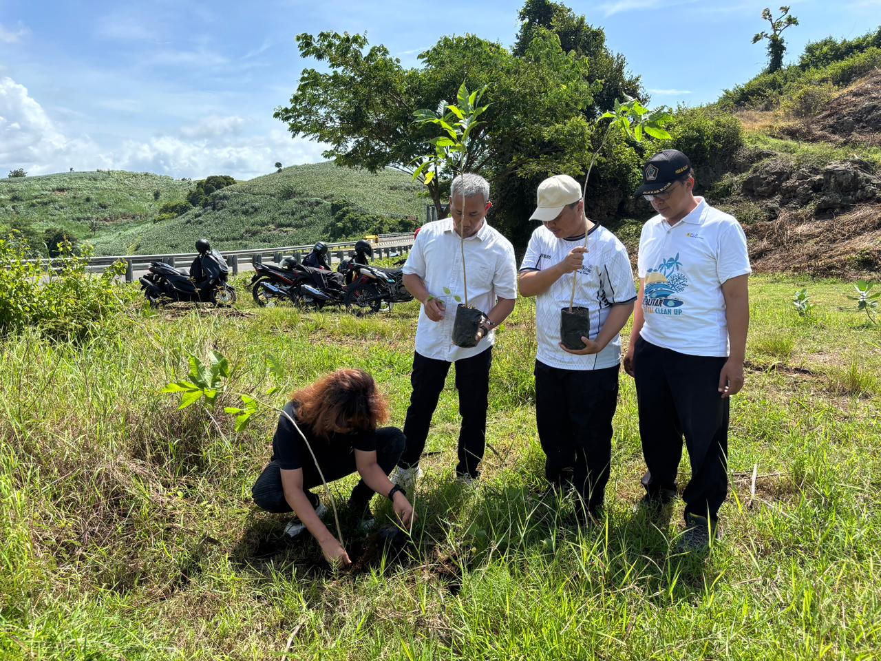 Investasi Hijau untuk Masa Depan, PT RMI–Mitr Phol Group Tanam 3.000 Pohon di Jalur JLS Blitar - Patriapos