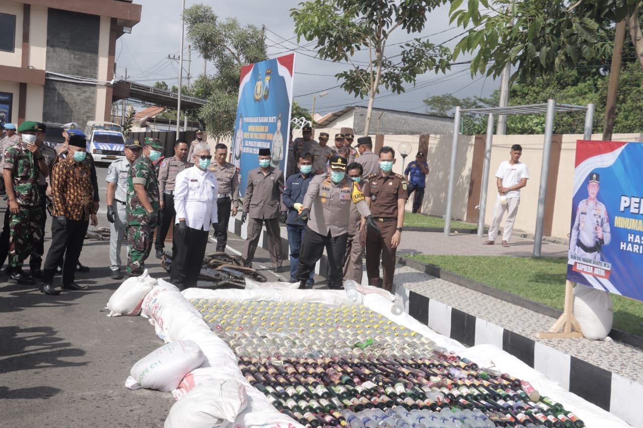 Polres Blitar Musnahkan 3.141 Botol Miras dan 52 Knalpot Brong Dalam Rilis Akhir Tahun 2025 - Patriapos