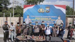 Kapolres Blitar AKBP Arif Faizullrahman bersama Forkopimda dan instansi terkait memusnahkan barang bukti 3.141 botol minuman keras ilegal dan 52 knalpot brong dalam Rilis Akhir Tahun 2025 di Mako Polres Blitar, Senin (29/12/2025).